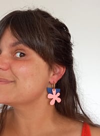 Image 13 of Boucles d'oreilles "Nerina" en cuir upcyclé 