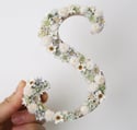 Lettre 12cm en bois et en fleurs séchées personnalisable