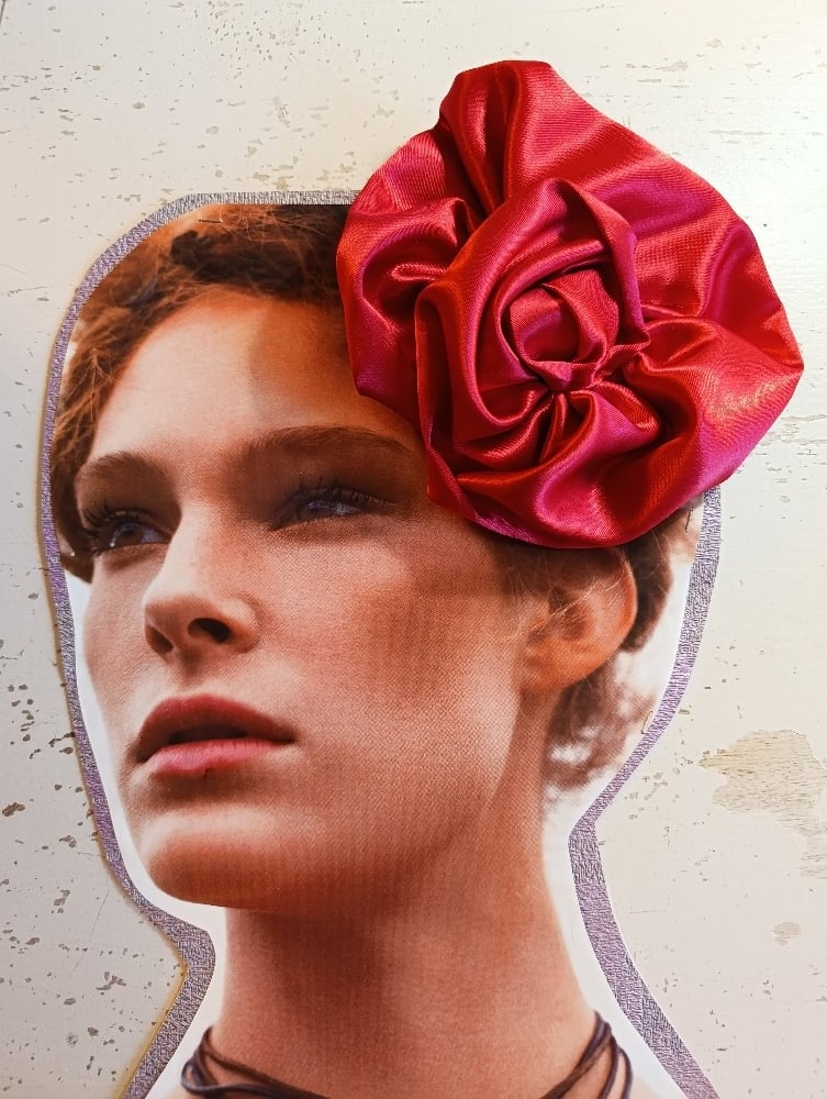 Image of Fermaglio rosa raso rosso