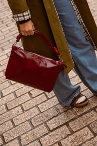 Image 2 of Bolso Jacqueline Granate Acharolado ZUBI