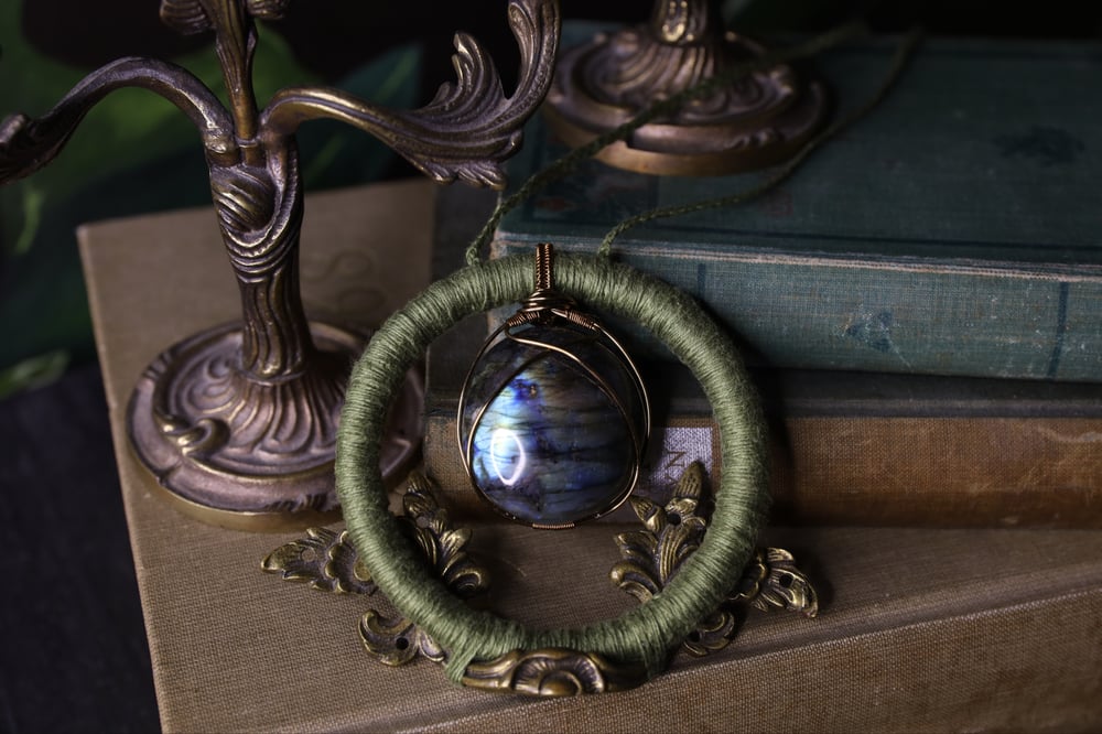 Image of Green linen labradorite ornament necklace