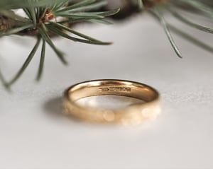 Image of 18ct gold 3mm flat court 'fir engraved' ring