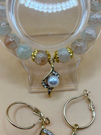 Image 3 of Parure Élégance Nacrée – Bracelet & Boucles d’Oreilles Perles Marbrées Dorées