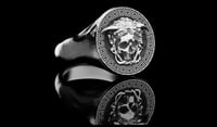 Image 2 of “MEDUSA KILLER” ring in .925 silver