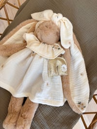 Image 2 of LAPINE 38 CM ET SA TENUE MARGUERITE 🌼 