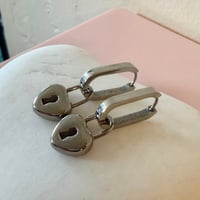 Image 5 of Oval Huggies with Lock (Stainless)
