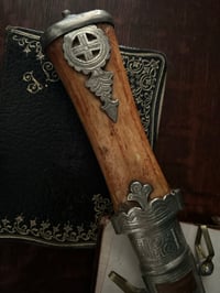 Image 11 of Poignard traditionnel ancien dit Koummya, métal argenté, bois blond.Fin du XIXème siècle