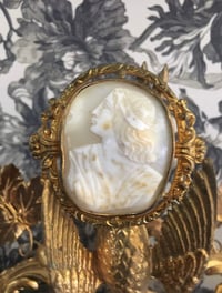 Image 3 of Magnifique camée en coquillage, 19eme siècle.Profil féminin, broche grande taille (4,7x5,5cm)