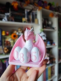 Image 3 of Contador de libros anual Dragón Guardián rosa pastel