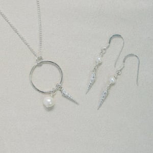 Image of Silver Spiral Shell & Freshwater Pearl Set
