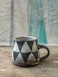 Small monochrome triangle mug 