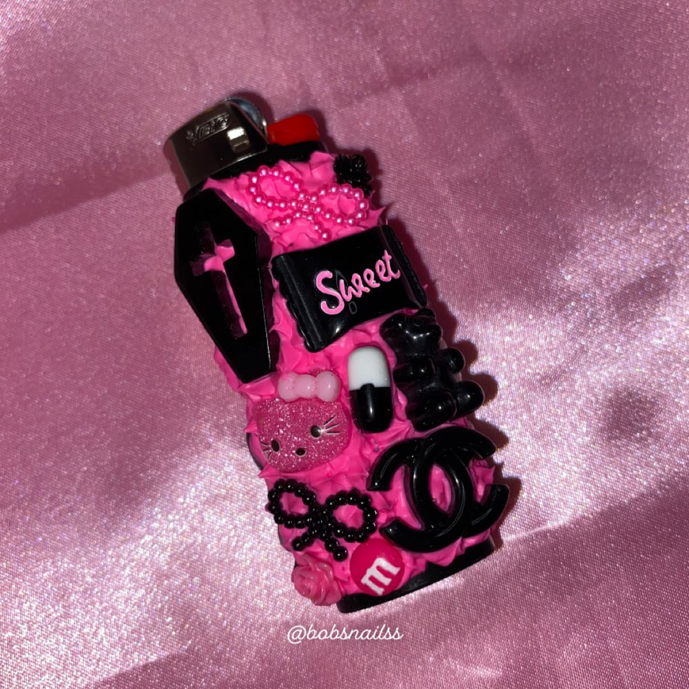 Image of Hot Pink Lighter 🖤💕🏴‍☠️🎀🕸