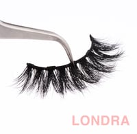 Image 2 of Londra Magnetic Lash