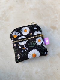 Image 3 of MONEDERO CUADRADO DOBLE BOLSILLO MARGARET MARGARITAS NEGRO 