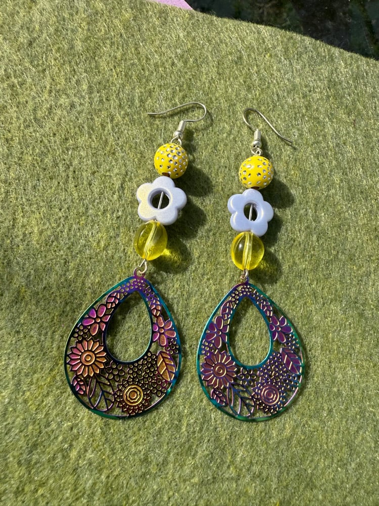 Image of 🌼💜🌼Flower power earrings 🩷💜🌼