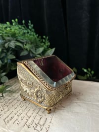 Image 13 of Magnifique boite à bijoux en verre et laiton et soie capitonnée rouge. XIXème s.