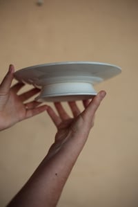 Image 2 of Fayenceteller mit klassizistischem Rand und Füsschen