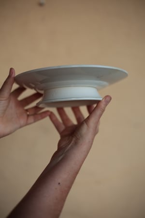 Image of Fayenceteller mit klassizistischem Rand und Füsschen