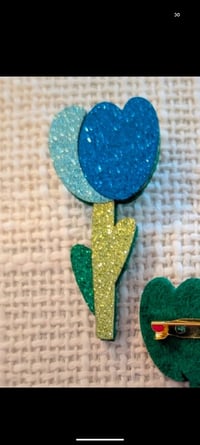 Image 2 of Broche tulipe à paillettes 