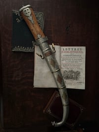 Image 8 of Poignard traditionnel ancien dit Koummya, métal argenté, bois blond.Fin du XIXème siècle