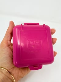 Image 4 of Ensemble bracelet et Polly Pocket Carré fushia parc d'attraction