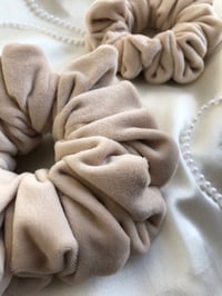 Image 6 of SCRUNCHIE OVERSIZED BEIGE/BEŻ