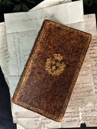 Image 1 of Livre ancien à secret, rare, reliure en cuir avec armoiries royales, XVIII siècle
