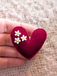 Broche coeur rouge fleur 