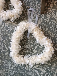 Image 4 of Couronne hortensia blanc et gypsophile blanc 