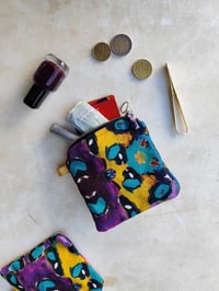 Image 2 of MONEDERO CUADRADO DOBLE BOLSILLO MARGARET PAVO MULTI