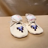 Image 2 of Beaded Baby Moccasins (white)