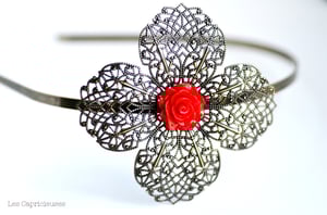 Image of Serre-tête grande fleur filigranée esprit rétro coloris rouge brillant
