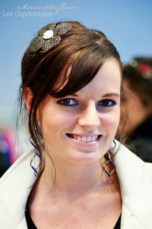 Image of Serre-tête grande fleur filigranée esprit rétro coloris rouge brillant