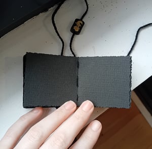 MEHR — mini livre — velours et pages noires