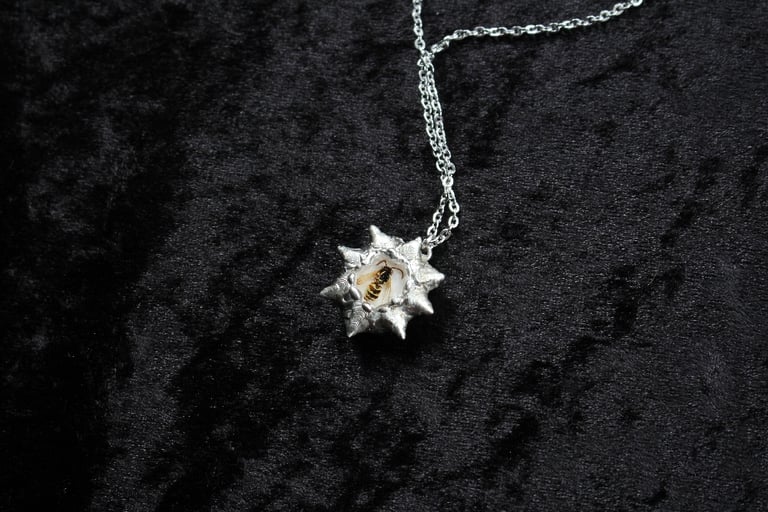 dead good wasp spiky necklace Image 12