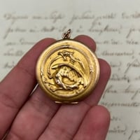 Image 2 of Incroyable pendentif ouvrant, porte-photo, dragon, en cuivre plaqué or, fin du XIXème siècle!