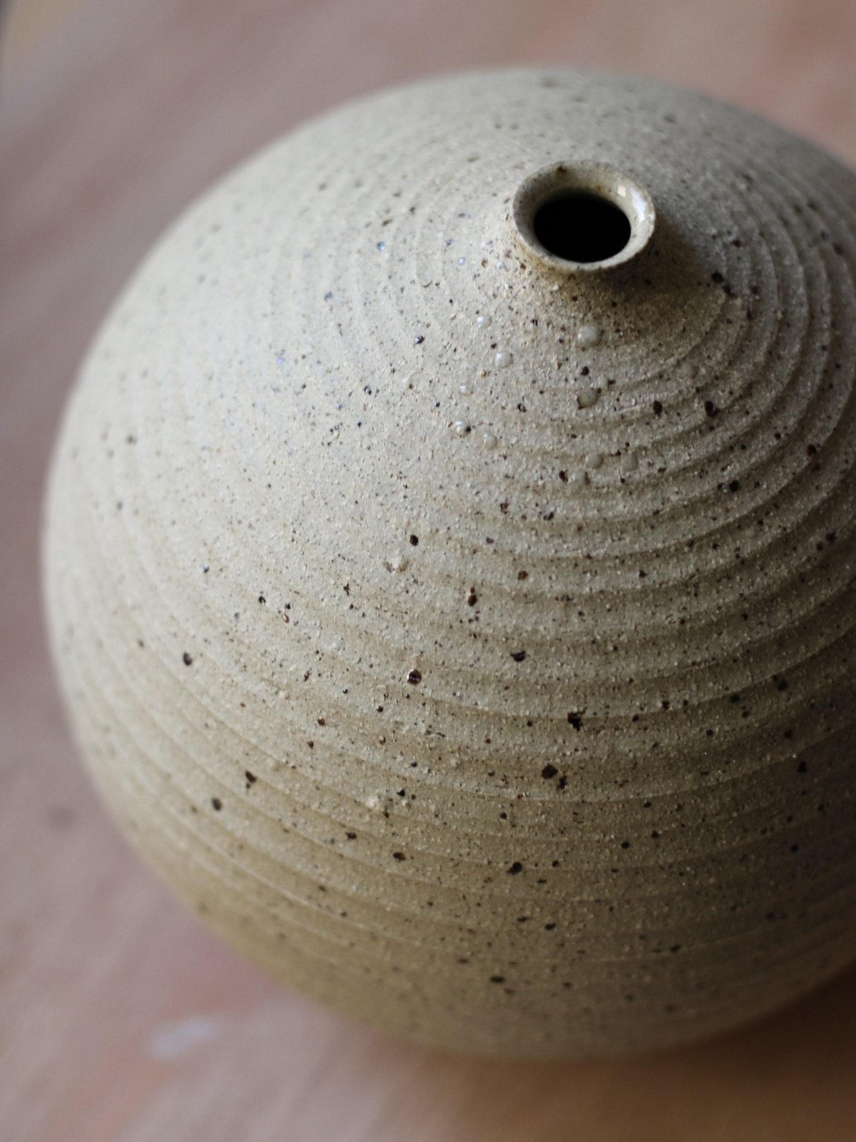 Image of textured vase 04