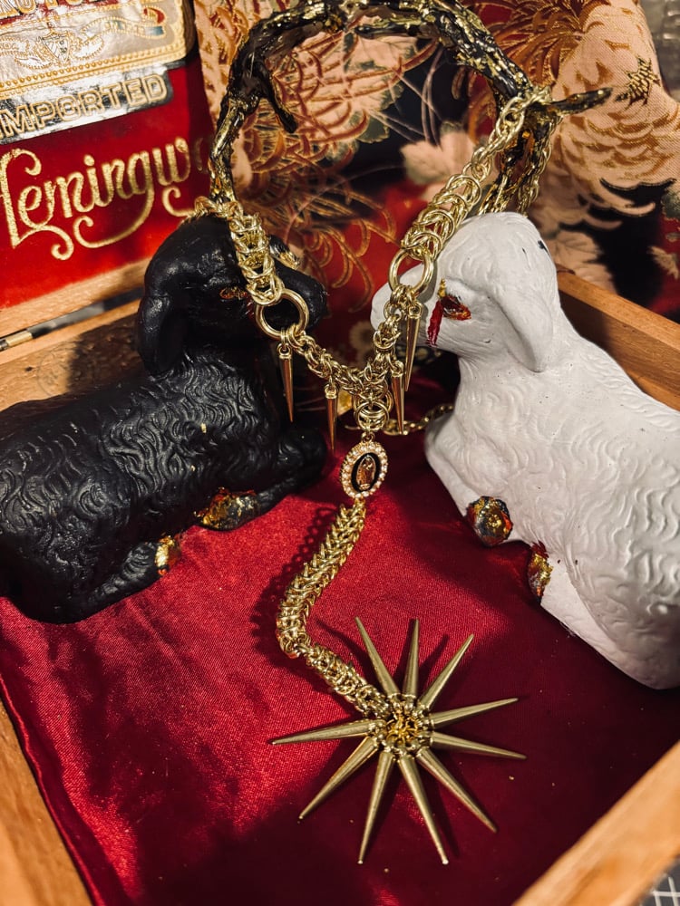 Image of ℭ𝔥𝔞𝔦𝔫𝔢𝔡 𝔖𝔬𝔯𝔯𝔬𝔴𝔰