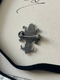 Image 3 of Superbe broche fleur de lys en argent massif poinçonné, mis en ras de cou, XIXème s.