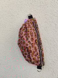 Image 3 of Riñonera LEOPARDA (ASAS ROSAS O NEGRAS)