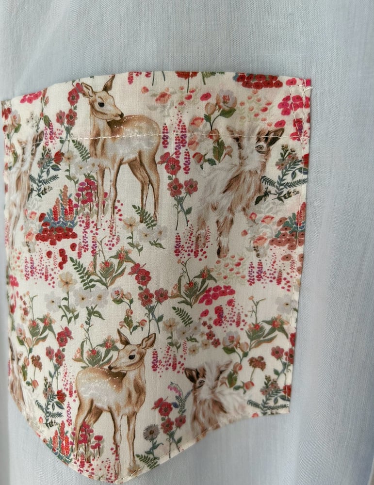 Image of Chemise d’homme pour femme upcyclée avec une poche en Liberty 