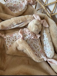 Image 2 of DOUDOU MINI MINI  ENVELOPPANT FLEURI PASTEL 