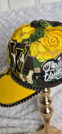Image 4 of 12 Yellow large kiss lock w/ hat