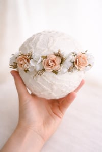 Image 1 of mini halo flowers crème