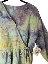 Image 6 of ♻️ UPCYCLED L 100% Cotton Overdyed Wrap Top in Muted Earthy Ice Dye