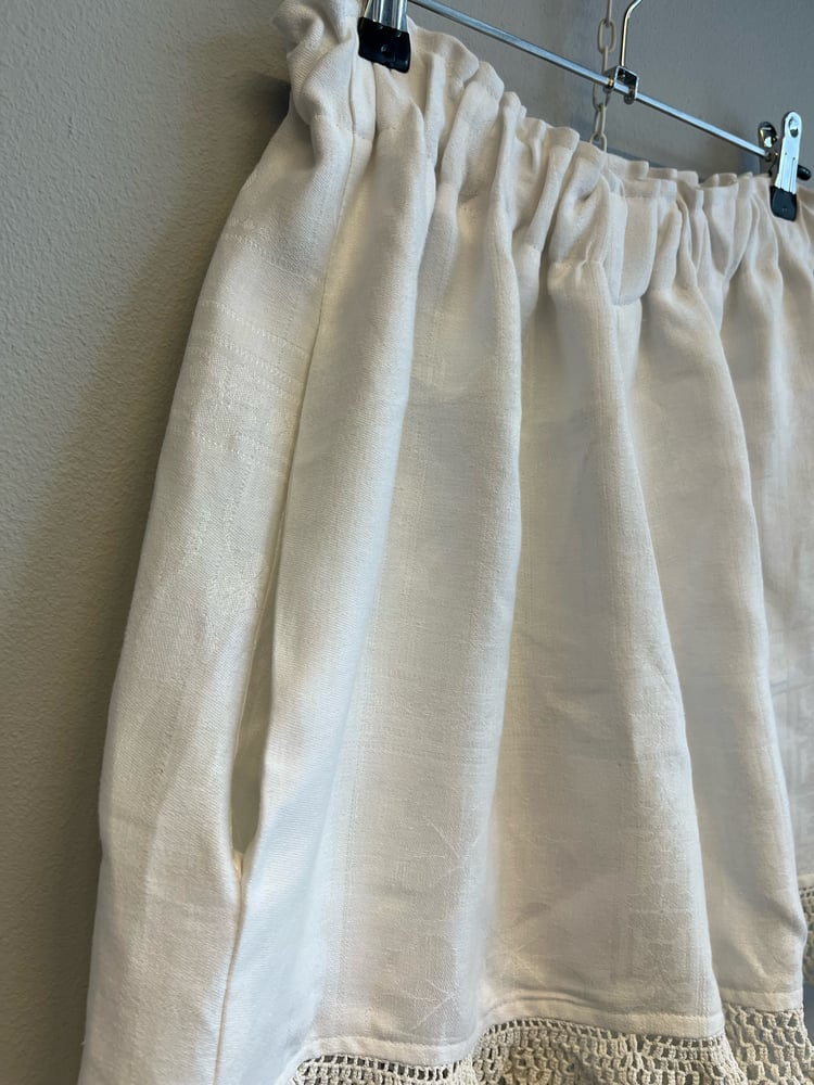 Image of Hvide shorts med blondekant (xs-m)