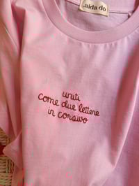 Image 3 of T-shirt Uniti come due lettere in corsivo 