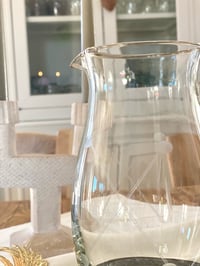 Image 3 of Pichet en verre gravé