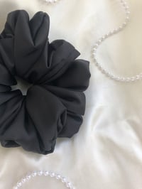 Image 3 of SCRUNCHIE OVERSIZED BLACK/CZARNY