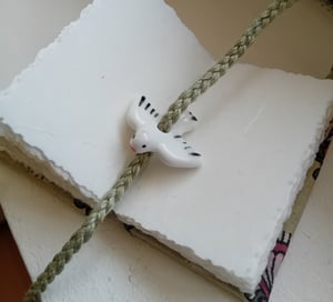 HADI — mini livre — perle en porcelaine — reliure à la française